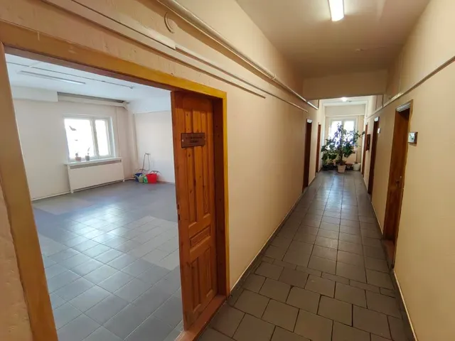 Здание, АБК, площадью 850,6  кв.м. с  расположенным под ним  земельным участком