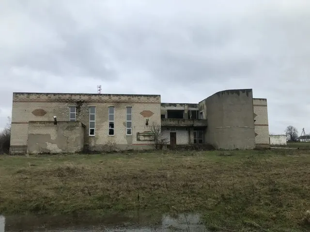 Сооружение, общей площадью 1069.3 кв. м, назначение: сооружение культуры и отдыха, наименование: дом культуры, КН 48:15:0850114:4,  Земельный участок общей площадью 2357 кв.м., вид разрешенного использования: для эксплуатации здания сельского дома культуры, КН 48:15:0850114:2, местоположение: Липецкая область, Тербунский р-н, с/п Новосильский сельсовет, с Новосильское, ул. Молодежная, д. 14, находящиеся в собственности Тербунского муниципального округа Липецкой области