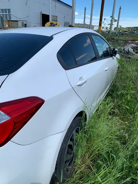 автомобиль марки KIA YD (CERATO FORTE) с государственным регистрационным номером Р 893 ВР (774), в кузове белого цвета, легковой седан, 2013 года выпуска, VIN- XWEFX411BD0000770, номер двигателя DH619053, кузов – XWEFX411BD0000770 (ЗАЛОГ, автомобиль находиться в послеаварийном состоянии (разбито лобовое стекло, помят бампер, разбиты фары, а также иные повреждения после аварии)