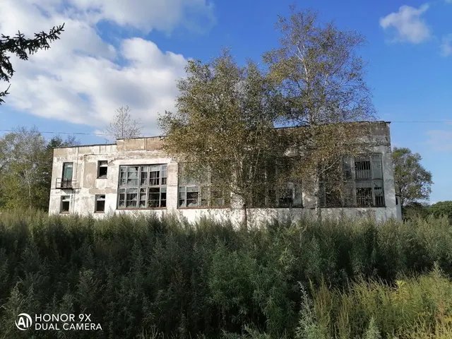 Нежилое здание, наименование: дом культуры, 2-этажное, в том числе подземных 1, площадью 1881,8 кв.м, с кадастровым номером 25:04:100001:340, местоположение: Приморский край, Кавалеровский район, с. Зеркальное, ул. Мира, д. 1, под демонтаж (разборка с целью сноса). Права на земельный участок, на котором расположен Объект, Покупателю не передаются.