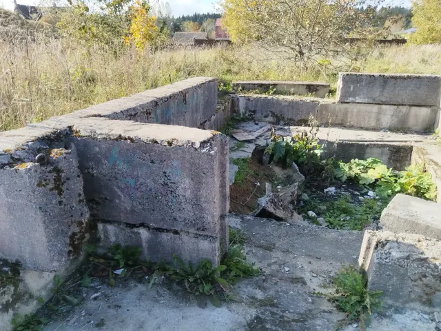 Нежилое здание (оставшаяся часть) общей площадью 63 кв. м.,  с кадастровым номером 47:23:0132001:614  с земельным участком общей площадью 1400 кв.м., с кадастровым номером 47:23:0132001:634, расположенным по адресу:, расположенное по адресу: Российская Федерация, Ленинградская область, Гатчинский муниципальный район, Елизаветинское сельское поселение, деревня Дубицы, улица Новоселов, дом 2