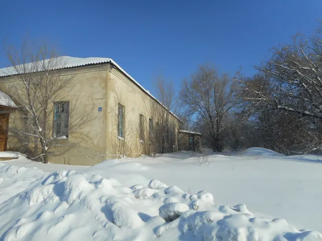 Здание нежилое с земельным участком