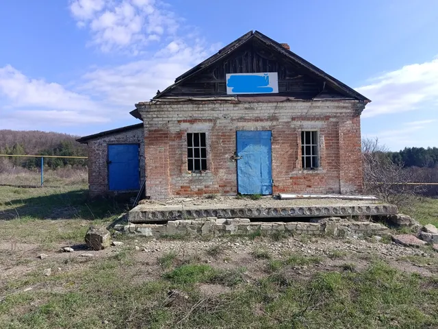 Нежилое здание с земельным участком