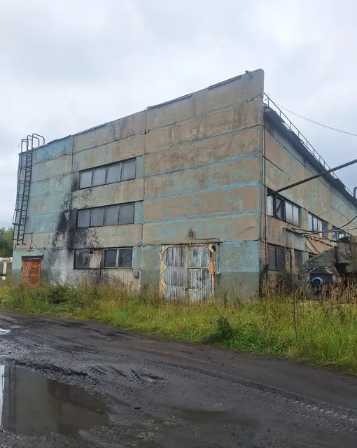 Здание, нежилое, с движимым имуществом и земельным участком