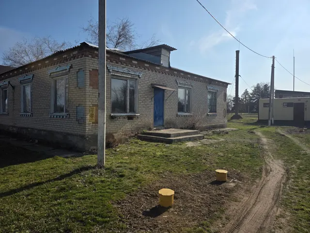 Административное здание, кадастровый номер 61:35:0090101:2933, назначение: нежилое, общая площадь: 288,5 кв.м., количество этажей: 1, год завершения строительства: 1980, расположенное по адресу: Ростовская область, р-н Семикаракорский, х. Сусат, ул. Гагарина, д. 77/7. Приватизация здания осуществляется одновременно с отчуждением победителю аукциона в собственность земельного участка площадью 768 кв.м, кадастровый номер 61:35:0090101:714, цена выкупа земельного участка - 218000,00 руб.