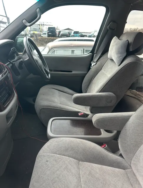 Легковой автомобиль TOYOTA Hiace Regius, 1999г.в., г/н М760НУ124, VIN отсутствует, номер кузова RCH470019169, номер двигателя 2190664, цвет белый/серый. Начальная цена продажи 786 250 руб. Задаток 117950 руб.