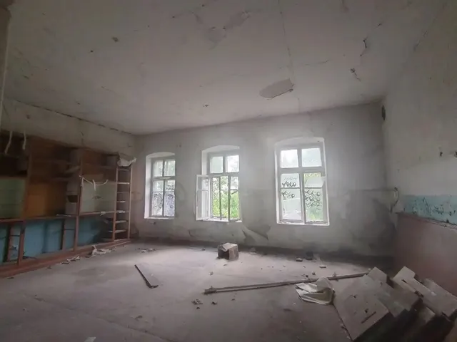 Нежилое здание площадью 689,7 кв.м., с кадастровым номером 31:06:0143003:176, расположенное по адресу: Белгородская обл., г. Старый Оскол, ул. Южная, д. 68.