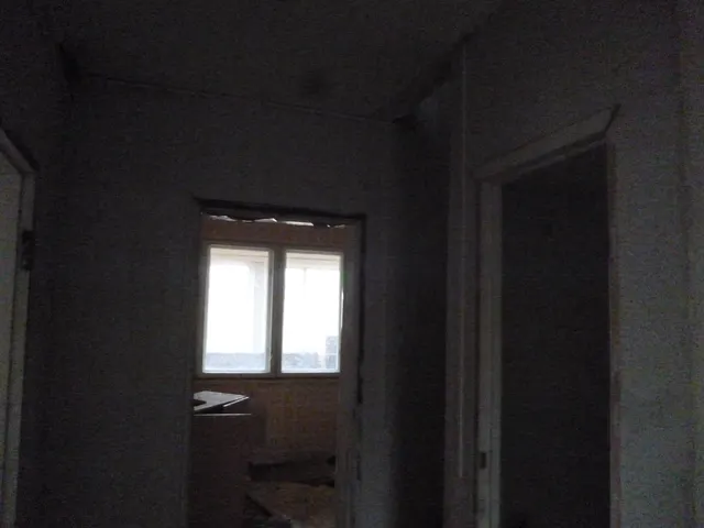 Земельный участок площадью 4682 кв. м, кадастровый номер 40:17:031001:183, с расположенным на нем объектом недвижимого имущества – одноэтажный брусовый, обложенный кирпичом коттедж (строение 1), общей площадью 84,2 кв. м с мансардой, общей площадью 59,3 кв. м, 40:17:000000:497