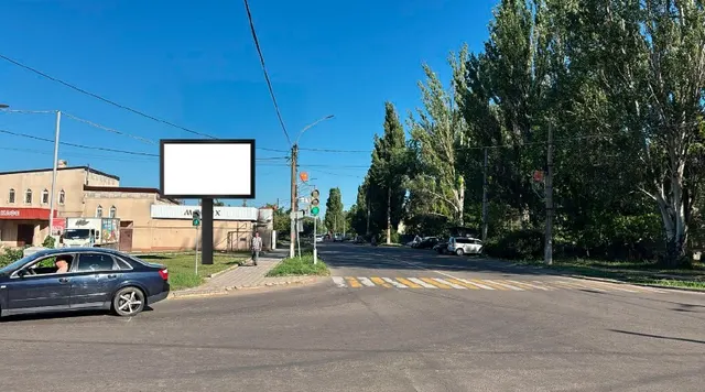 (№ в Схеме РК 9) Адрес: г. Харцызск, ул. Нахимова, на пересечении с бульв. Полупанова, координаты: 48.042795, 38.139918 Тип РК: ситиборд Вид смены изображения: диджитал-экран Размер информационного поля РК (ВхШ,м):2,7х3,7 Кол-во информационных полей РК: 2 Общая площадь информационных полей РК (кв. м): 19,98 Технологические характеристики РК: технологически сложная