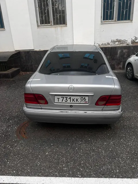 Автомобиль Mercedes-Benz E200