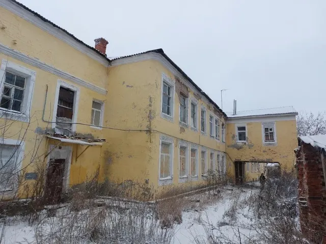 нежилое здание, площадью 598,9 кв.м, количество этажей: 2, в том числе подземных 0,  кадастровый номер 76:20:080427:23, объект культурного наследия местного (муниципального) значения «Дом купцов Сыроежиных», нач. XIX в., середина XIX в.,  нач. 1870-х гг., 1914-1916 гг., включенный в единый государственный реестр объектов культурного наследия (памятников истории и культуры) народов Российской Федерации, расположенное по адресу: Ярославская область, р-н Рыбинский, г Рыбинск, ул Бульварная, д. 12