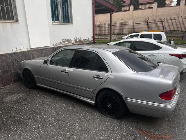 Автомобиль Mercedes-Benz E200