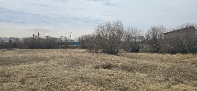Земельный участок площадью 886 кв. м, кадастровый номер 03:08:350101:665, категория земель - земли населенных пунктов, вид разрешенного использования - для размещения садоводческого некоммерческого товарищества. Местоположение установлено относительно ориентира, расположенного в границах участка. Почтовый адрес ориентира: Республика Бурятия, Иволгинский р-н, с. Поселье, СНТ «Родник», уч. 300.