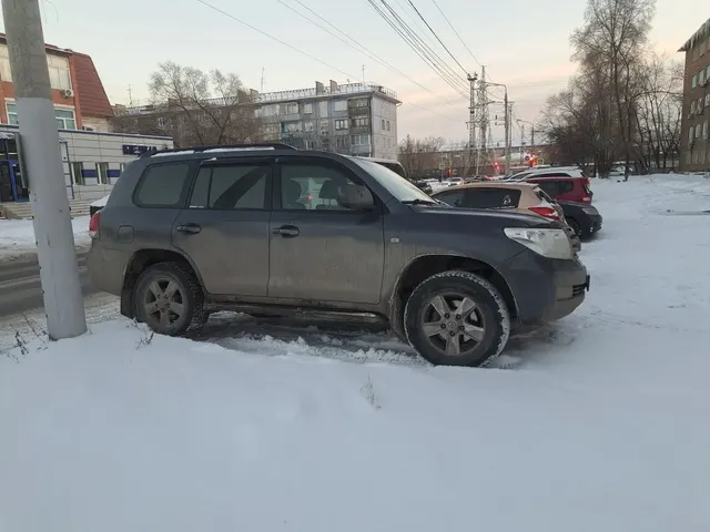 Легковой автомобиль универсал TOYOTA LAND CRUISER 200, 2010г.в., г/н Х410МА124, VIN JTMHT05J005084173, номер кузова JTMHT05J005084173, номер двигателя 1408392, цвет серый. Начальная цена продажи 2 578 050 руб. Задаток 386720 руб.