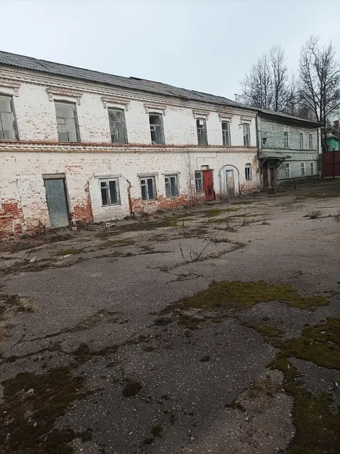 Административно-бытовое здание, площадь 479,3 кв.м; земельный участок, площадь 600 кв.м, расположенное по адресу:  Новгородская область, м.о. Боровичский, г. Боровичи, ул. Советская д. 55