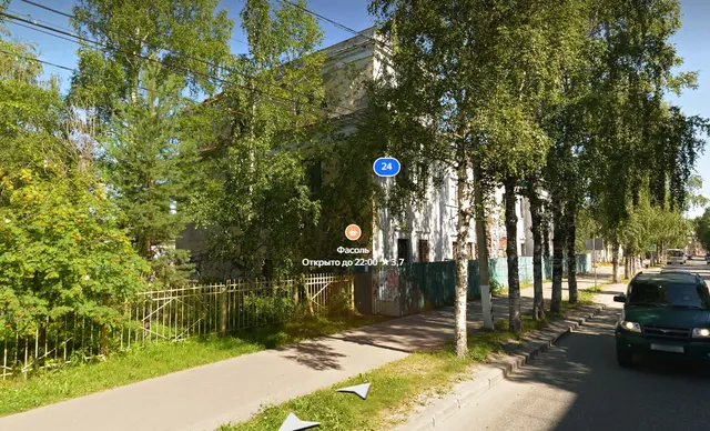 (97-03-26) 1/2 доля в праве общей долевой собственности нежилого здания пл. 947,60 кв.м., вид права: общая долевая собственность, 1/2 доля в праве принадлежит ООО «Ухтинский общепит».