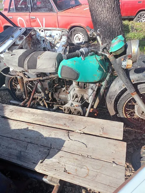 - Автомобиль марки ИЖ – 412, 1984 года выпуска, VIN: Э4532633ЕО591011, имеет видимые повреждения. - Мотоцикл зеленого цвета марки КМЗ модель «Днепр 11». - Автомобиль марки ВАЗ 212140, 2012 года выпуска, зеленого цвета, г/н ВВ7978СЕ, кузов № XTA212140c2048424.