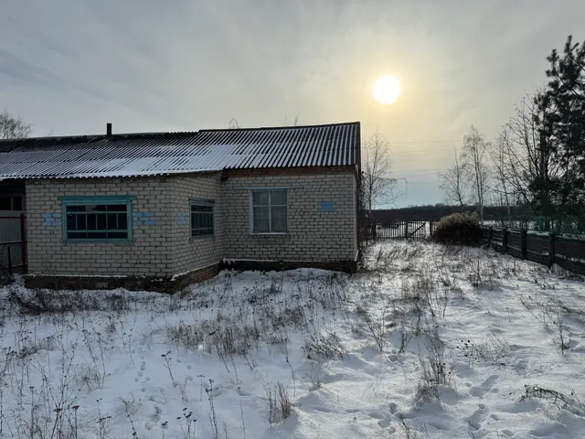 Здание 72,3 кв.м и земельный участок 451 кв.м, расположенные по адресу: Курская область, Советский район, Ледовский сельсовет, с. Ледовское, д. 11/1