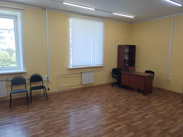 Нежилое офисное помещение площадью: 38,5 кв. м., номер помещения – 30, расположенное на 2 этаже здания МАУ «Бизнес-инкубатор БМР», входит в состав объекта муниципальной собственности Балаковского муниципального района Саратовской области – административного здания, общей площадью 2 213,7 кв. м кадастровый номер 64:40:020405:173.