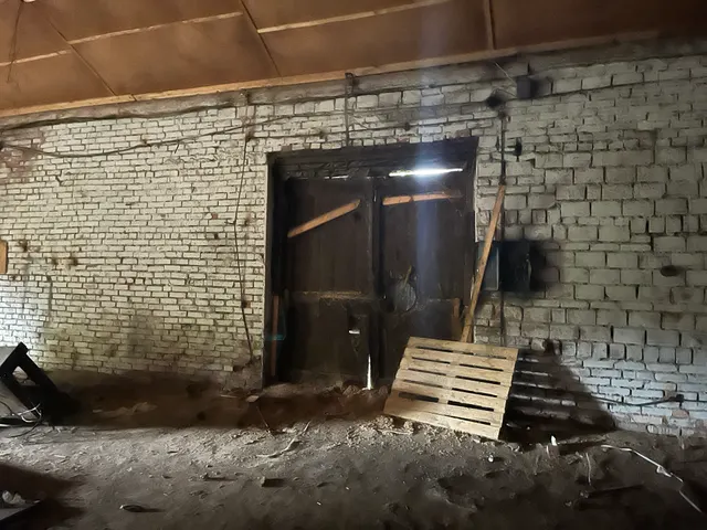 Здание нежилое с кадастровым номером 47:06:0103004:659 общей площадью 564,9 кв.м с земельным участком 47:06:0103004:299 площадью 1877 кв.м, расположенные по адресу: Ленинградская область, м.р-н Лодейнопольский, г.п. Лодейнопольское, г.Лодейное Поле, ул. Железнодорожная, д.10 к.12