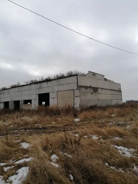 Здание гаража, общей площадью 1512 кв.м., назначение: нежилое,  кадастровый номер: 45:15:010501:659, с земельным  участком  кадастровый номер 45:15:010501:648, общей площадью 2305 кв.м., расположенных по адресу: Курганская область, Половинский район, с. Хлупово, ул.Победы, д. 38А