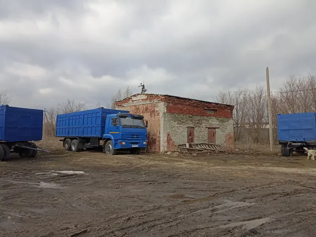 Земельный участок и расположенные на нем: нежилое одноэтажное здание электростанции, производственное одноэтажное здание компрессорной, площадь земельного участка – 5000 кв.м, площадь нежилого одноэтажного здания электростанции – 47,9 кв.м, 1968 г.п.; площадь производственного одноэтажного здания компрессорной – 72,7 кв.м, 1970 г.п.