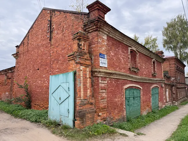 Продажа посредством публичного предложения в электронной форме недвижимого имущества, принадлежащего на праве собственности АО «ЯРДОРМОСТ» в составе: Нежилое здание деревообрабатывающей мастерской площадью 202,5 кв. м, кадастровый номер: 76:21:020124:51, и земельный участок, кадастровый номер: 76:21:020124:401, площадь: 396 кв. м, категория земель: земли населенных пунктов, вид разрешенного использования: для производственной базы