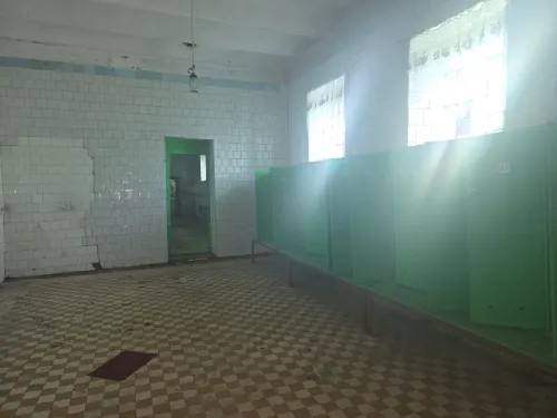 Нежилое здание - баня, общей площадью 357,4 кв.м. расположенное по адресу: Челябинская обл., г. Троицк, ул. им. С.М. Кирова, 57. Кадастровый номер 74:35:1700062:63 с земельным участком, общей площадью 1353 кв.м. кадастровый номер 74:35:1700062:1, расположенным по адресу: Челябинская обл., г. Троицк, ул. им. С.М. Кирова, 57.