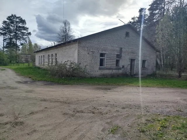 Нежилое здание с земельным участком