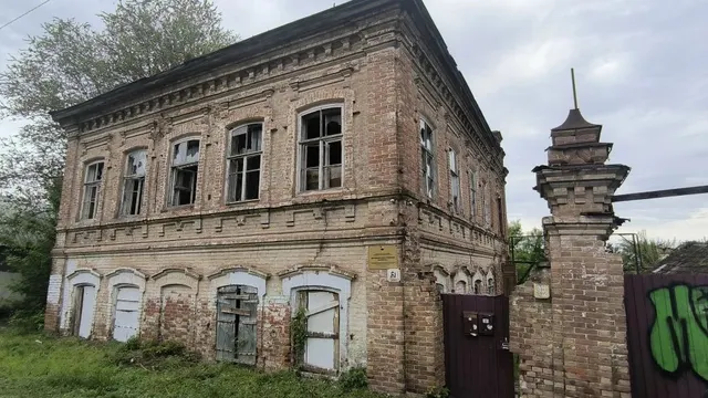 Нежилое здание, являющееся объектом культурного наследия местного (муниципального) значения «Дом жилой семьи Гредченко», площадью 200,3 кв.м, с кадастровым номером 64:50:000000:3065, расположенное по адресу: Саратовская область, г. Энгельс, ул. Пушкина, д. 61, земельный участок площадью 1088,0 кв.м, с кадастровым номером 64:50:010706:218, местоположением: Российская Федерация, Саратовская область, г. Энгельс, ул. Пушкина, д. 61