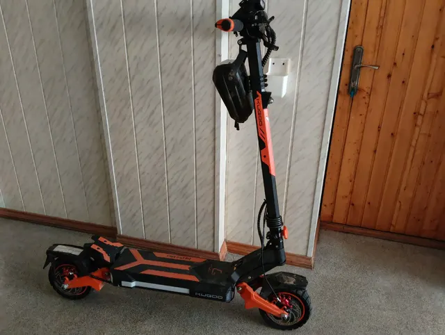 Годные остатки: электрический самокат «KUGOO F3 Pro Max»-1 шт., зарядное устройство черного цвета – 2 шт.Имущество бывшее в употреблении, имеет потертости, царапины, без документов. Работоспособность, состояние, детальность и комплектность имущества не проверялись.