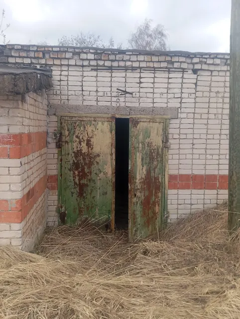 Нежилое здание с прилегающим земельным участком