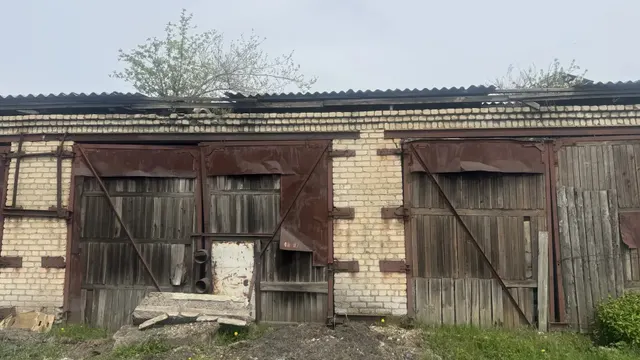 Здание (гараж) с земельным участком