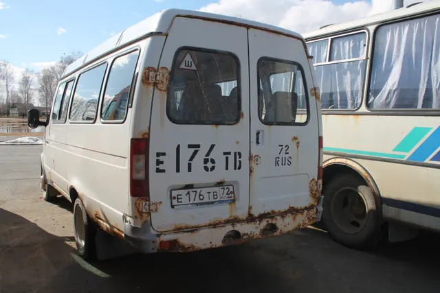 Автомобиль, марка, модель: ГАЗ 32213 специальное пассажирское транспортное средство (13 мест), идентификационный номер (VIN) X9632213070585369,  категория ТС – Д, год изготовления ТС 2007, модель, № двигателя *40522P*73186457*, шасси (рама) № отсутствует, кузов (кабина, прицеп) № 32210070360437, мощность двигателя: 140 л.с., цвет кузова (кабины, прицепа) белый, государственный регистрационный знак Е 176 ТВ 72, серия и № ПТС  52 МО 842063 от 29.11.2007