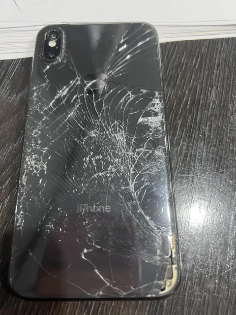 мобильный телефон в корпусе черного цвета с сенсорным экраном марки "IPhone 11" 1 Штука (шт)