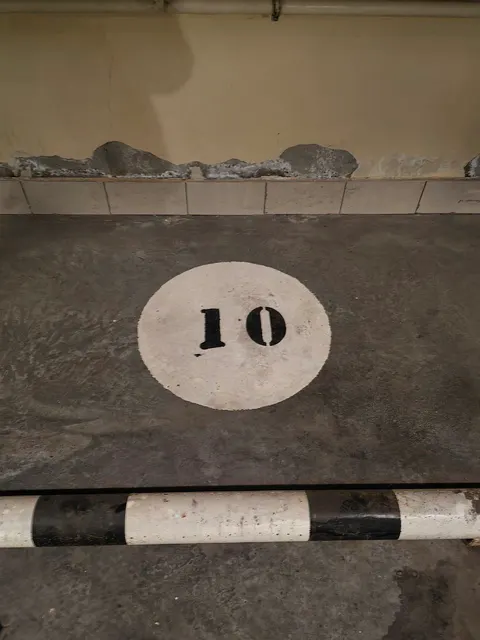 Машино место № 10 площадью 17,20 кв.м (кадастровый номер 93:27:0010204:1381), расположенное по адресу: Российская Федерация, Донецкая Народная Республика, городской округ Донецк, город Донецк, улица Набережная, дом 137А, находящееся в собственности Донецкой Народной Республики
