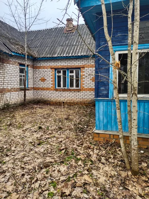 Здание клуба - библиотеки с земельным участком