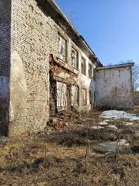 Здание, назначение: нежилое, этажность: 2, общая площадь 2413,1 кв.м., кадастровый номер 43:09:310116:251, с земельным участком, категория земель: земли населенных пунктов, разрешенное использование: для эксплуатации учебного корпуса, кадастровый номер 43:09:310116:75, общая площадь 9177,0 кв.м., расположенное по адресу: РФ, Кировская область, м.р-н Зуевский, г.п. Зуевское, г. Зуевка, ул. Степана Халтурина, д. 6.