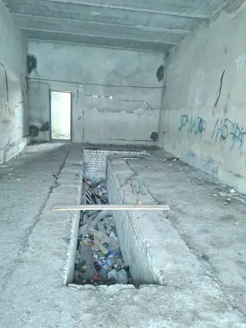 Здание, гараж, площадью 282,1 кв. м.., с земельным участком