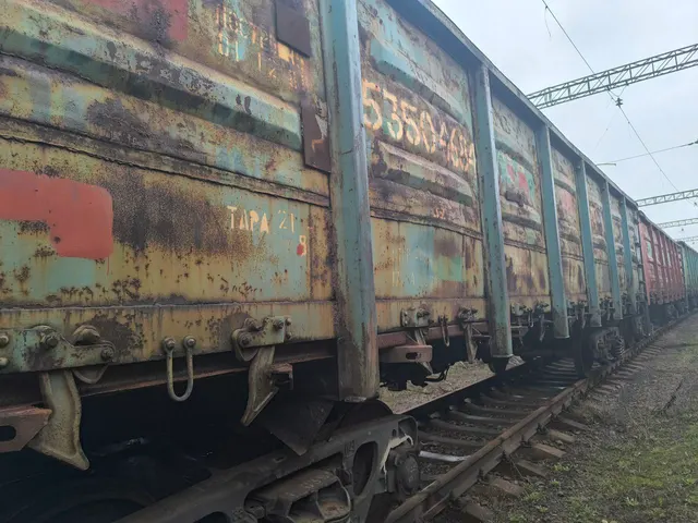 4-осные полувагоны с люками в полу без тормозной площадки