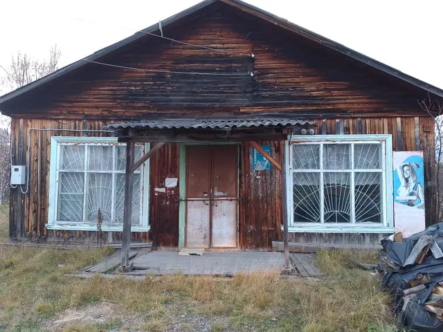 Здание магазин и земельный участок, Нежилое здание, магазин, площадью 107,8 кв. м., кадастровый номер: 66:23:0000000:1280, расположенное по адресу: Свердловская область, Серовский район, п. Пасынок, улица Основателей, д.18, количество этажей 1, материал наружных стен: рубленные, год завершения строительства: 1965,  земельный участок, площадью 391,0 кв.м, с кадастровым номером 66:23:1901001:146, категория земель: земли населенных пунктов, разрешенное использование: магазины