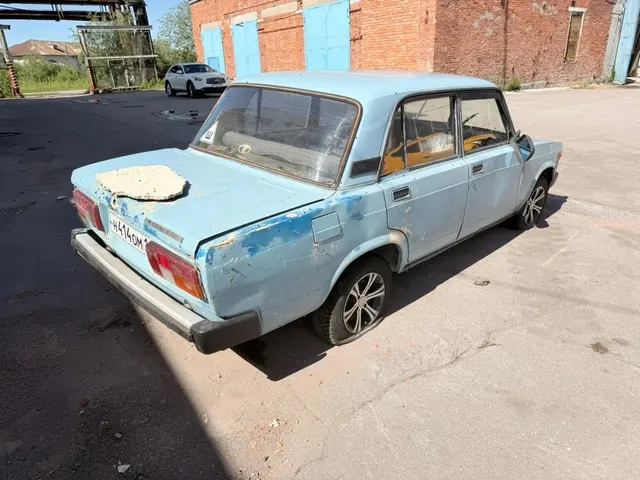 Лот № 13.  Автомобиль «ВАЗ-21053», г.р.з. Н414ОМ11, VIN: XTA210530L1151975, 1990 г.в., в нерабочем состоянии, отсутствует крышка капота, в салоне отсутствуют передние сиденья, отсутствуют ключи зажигания (11-008550-1)