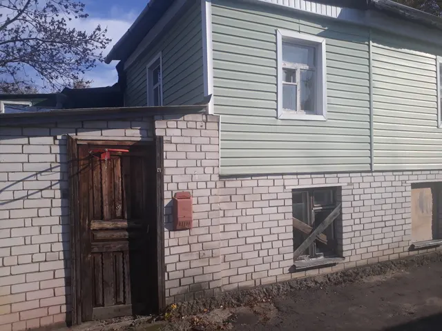1/128 долей жилого дома общей площадью 363,2 кв. м. (к/н 46:29:101041:832) и 1/128 долей земельного участка (к/н 46:29:101041:150) площадью 1491 кв. м, расположенных по адресу: г. Курск, ул. Театральная д.36.
