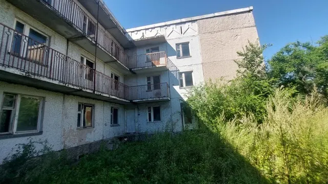 Недвижимое имущество, состоящее из:  Земельного участка с кадастровым номером 19:02:010801:86, площадью 9999,1 кв.м., расположенного по адресу: Республика Хакасия, г. Черногорск, р.п. Пригорск, с расположенными на нем  объектами недвижимого имущества: 1. Нежилое 3-х этажное здание, кадастровый номер 19:02:010801:1692, пл. 2800,6 кв.м., литера А, адрес: РХ, г. Черногорск, р.п. Пригорск, д. 1Б, Литера А; 2. Нежилое 1-е здание, кадастровый номер 19:02:010801:1696, пл. 40,6 кв.м., литера Б.