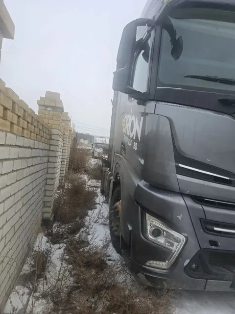 Специализированная техника, SHACMAN, SX4188YY381, 2023 г.в., г/н О757ЕС75, цвет серый, VIN: LZGJD3X11PX104001, Номер шасси (рамы): LZGJD3X11PX104001, ПТС отсутствует. Техника имеет повреждение в виде сколов краски, трещины переднего бампера по всему периметру, повреждена передняя левая фара в виде скола, техника не на ходу не исправен двигатель