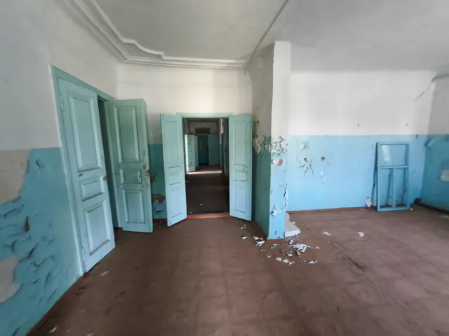 Нежилое помещение, площадью 44,1 кв. м, кадастровый номер 23:25:0401093:51, расположенное по адресу: Российская Федерация, Краснодарский край, муниципальный округ Приморско-Ахтарский, станица Бриньковская, улица Ленина, дом 22, помещение 2 с земельным участком (доля в праве – 281/1000) с кадастровым номером 23:25:0401093:7, площадью 959 кв.м