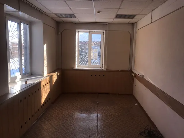 Земельный участок с кадастровым номером 54:04:010109:21, площадью 690+/-18 кв.м., РНФИ:П11550002138, с расположенными на нем объектами: нежилое здание с кадастровым номером:  54:04:010109:116, общей площадью 102,4 кв.м., РНФИ: П12550011240, нежилое здание (гараж) с кадастровым номером:  54:04:010109:117, общей площадью 39,1 кв.м., РНФИ: П12550011239 по адресу: Новосибирская область, Венгеровский район, с. Венгерово, ул. Добролюбова, д.3