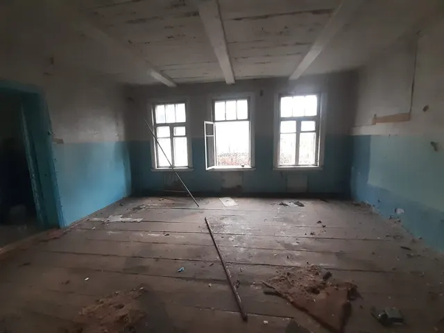 здание  с кадастровым номером 32:10:0030701:159, назначение –нежилое, 1-этажное , год постройки -1950 , общей   площадью  422,7 кв. м., расположенное  на земельном  участке  с кадастровым номером 32:10:0030701:74, общей  площадью 3600 кв. м., категория  земель- земли населенных пунктов, вид разрешенного использования: под объекты образования,  по адресу: Брянская обл., Карачевский р-н., п. Новгородский, ул. 17 Сентября ,д. 14 «В»