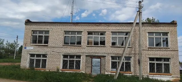 Административное  здание  общей   площадью  382,5 кв.м, кадастровый номер 59:33:0690008:20 и земельный участок, на котором расположено данное строение, общей площадью 1322 кв.м, кадастровый номер 59:33:0690008:8, по адресу: Пермский край, Сивинский муниципальный округ, п.Северный Коммунар, ул.П.Осипенко, д.9