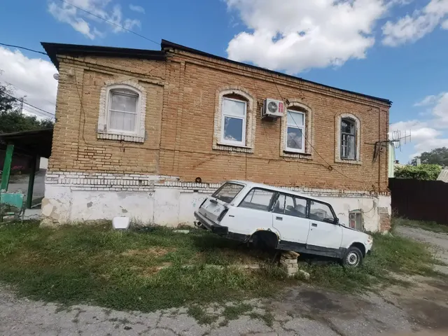 нежилое административное здание с кадастровым номером 31:21:0708001:65, площадью 171,9 кв. м, расположенное по адресу: Белгородская область, Красногвардейский район, город Бирюч, улица 1 Мая, д. 12